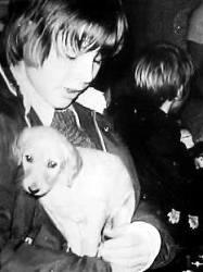 Ein junger Morten mit Hund in den Armen