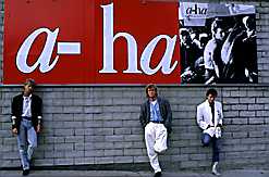 In früherer Zeit hingen Banner von A-ha am Weg, selbst in den USA.